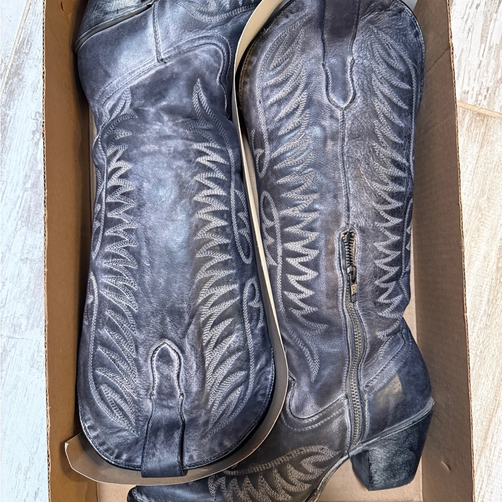 Women's Western Leather Boots in Distressed Black